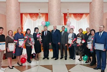 Депутаты поздравили педагогов с Днем учителя